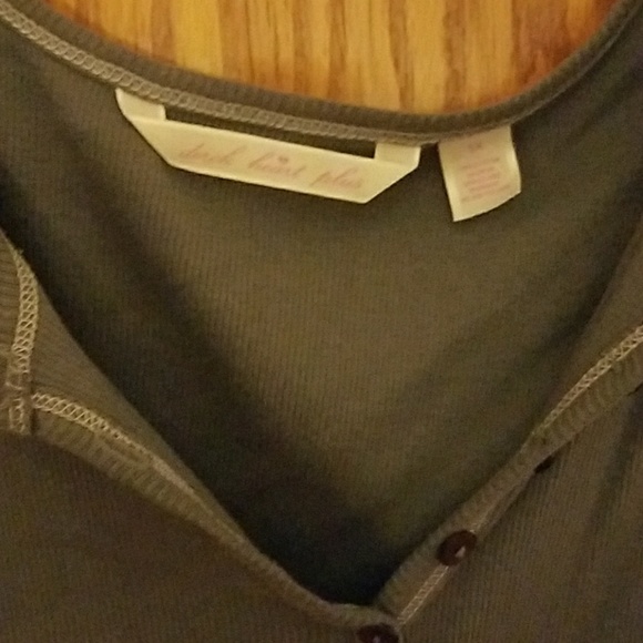 Adorable v neck button tank - Picture 5 of 6